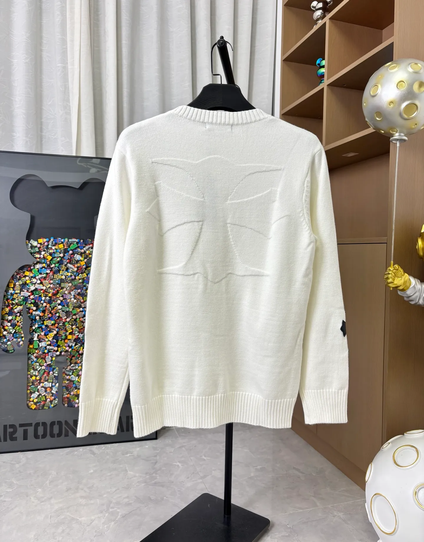 P260 Style number: DC228# [Chrome Hearts] Chrome Hearts' new cross-knit jacquard appliqué embroidered round neck pullover sweater. Contains 20% wool. The item is made of custom-dyed and custom-spun yarn, purchased from the original version. A full set of customized accessories. Details determine success or failure. A new model for autumn and winter. It is soft and delicate and does not tie the body. The upper body effect is very nice. Loose fit. Same style for men and women. Color: White Black Size: S-L [Picture 9️⃣Size Chart]